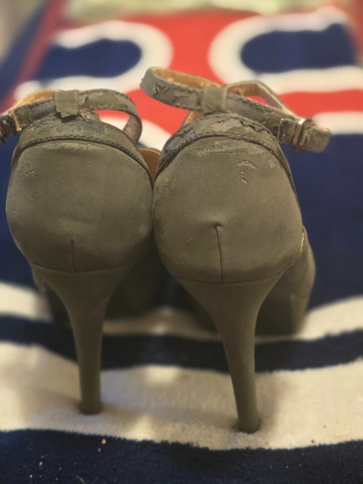 Tacones Bonnibel de gamuza verde oliva con tiras Foto 2 de 4