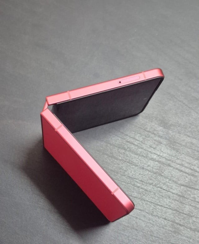 Samsung Galaxy Z Flip 7 - 256 GB - Coralred (Unlocked) for sale