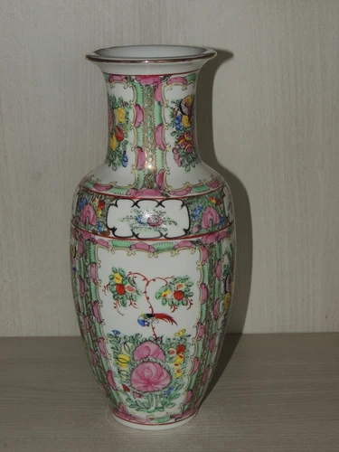 Chinese Antique Porcelain Cantonese Famille Rose Decorated Vase