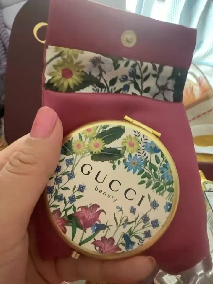Gucci Patrón Floral Compacto Espejo Belleza Promo Regalo con Bolsa Foto 2 de 4