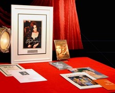 ELIZABETH TAYLOR Signed Liz AUTOGRAPH, Frame, CLEOPATRA DVD, Program UACC RD#228
