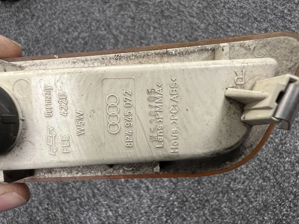 AUDI A3 FRONT SIDE MARKER LIGHT RH 2006-2008 OEM PASSENGER 8P4 945 072 - Image 3 of 3