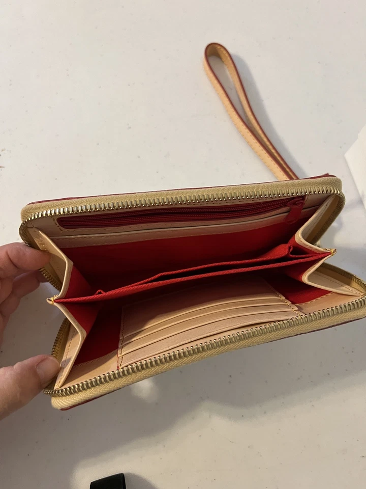 Muñequera Dooney & Bourke MLB Los Angeles Angels cremallera alrededor 7”x4” caja incluida Foto 2 de 4