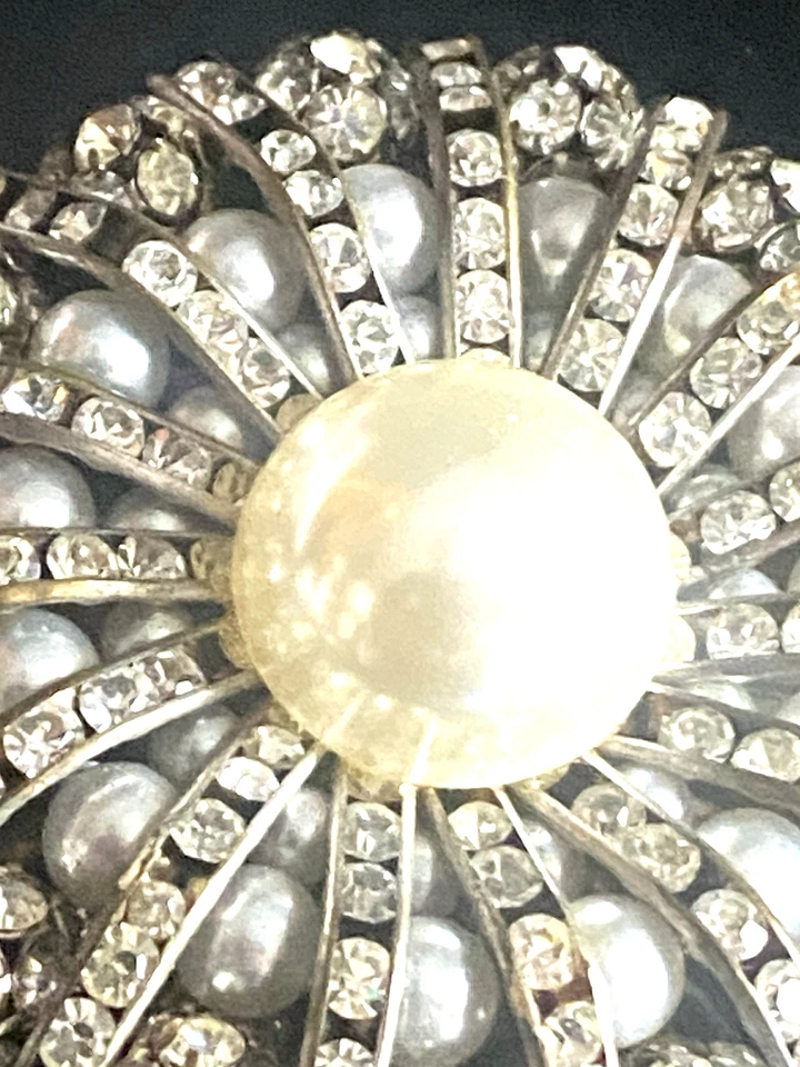 HATTIE CARNEGIE Rhodium Pearl Clear Rhinestone Circular Brooch Pin - Image 3 of 4