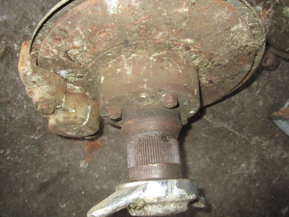 MG MGB Front Suspension with Hubs and Knockoffs 1962-1967 Wire Wheels - Image 3 of 4