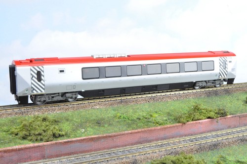 Bachmann OO Gauge 32-625 Virgin Trains Super Voyager No.221 130 'Michael Palin' - Picture 11 of 17