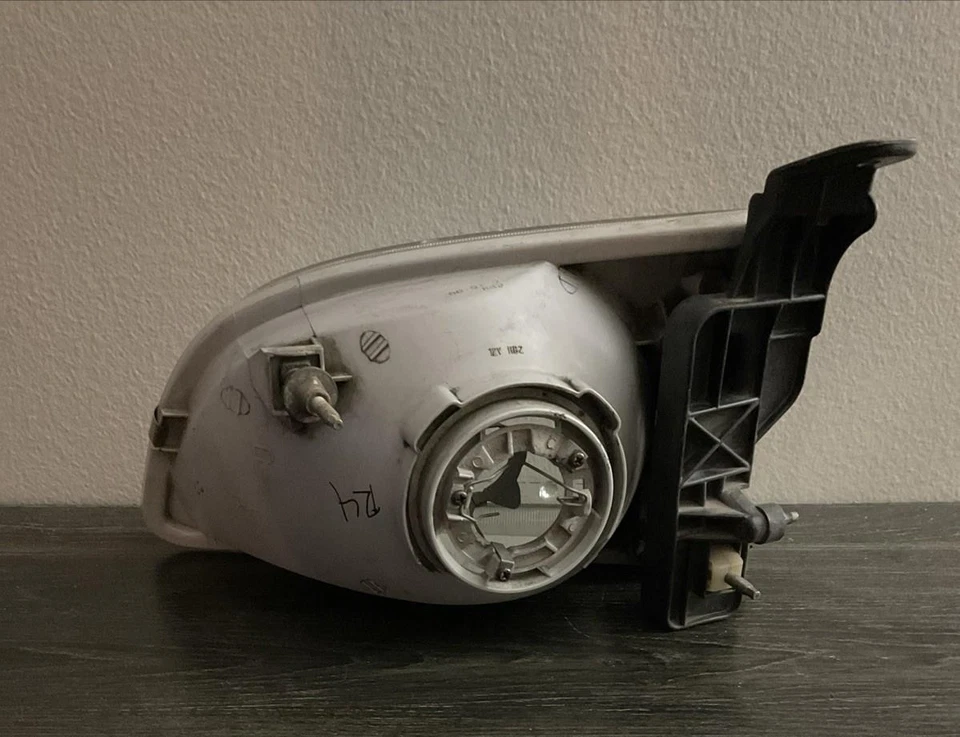 OEM 1998 1999 2000 Toyota Sienna Right Passenger RH Side Headlight P2136 DW - Image 3 of 4