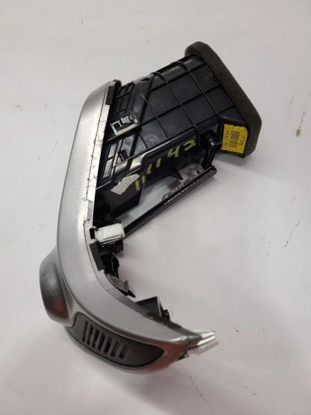 Hyundai Tucson 2010-2013 Left Front Driver Side Center Air Vent Grille w/ Bezel - Изображение 4 из 4