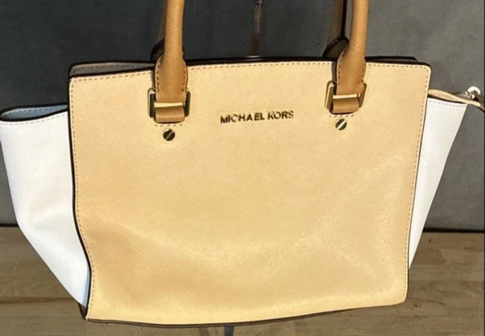 Autêntica bolsa satchel Michael Kors couro saffiano branco amendoim Selma - Imagem 4 de 4