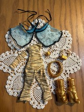 Mattel Monster High Cleo de Nile tuta mummia, manica, top, cintura, scarpe e bracciali