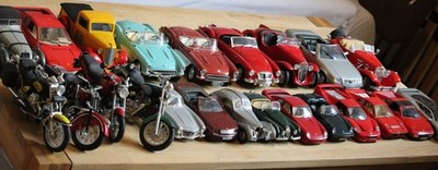Konvolut von 23 Modellautos und  Modellmotorrädern von Burago, Tonka und Maisto