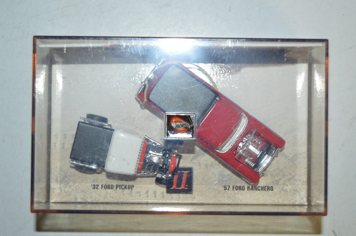 100% Hot Wheels Petersen's Custom Classic Trucks 32 Ford