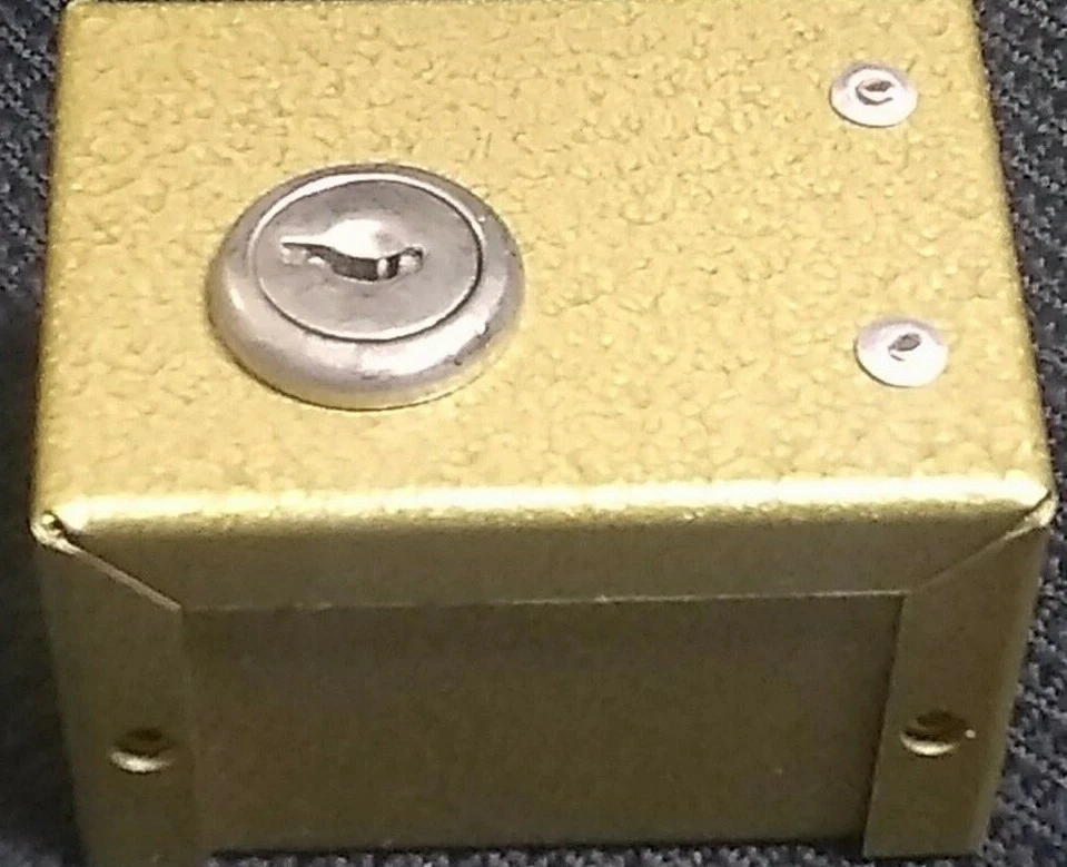 Switch Lock dorado en color era 1977 con 2 llaves Foto 2 de 4