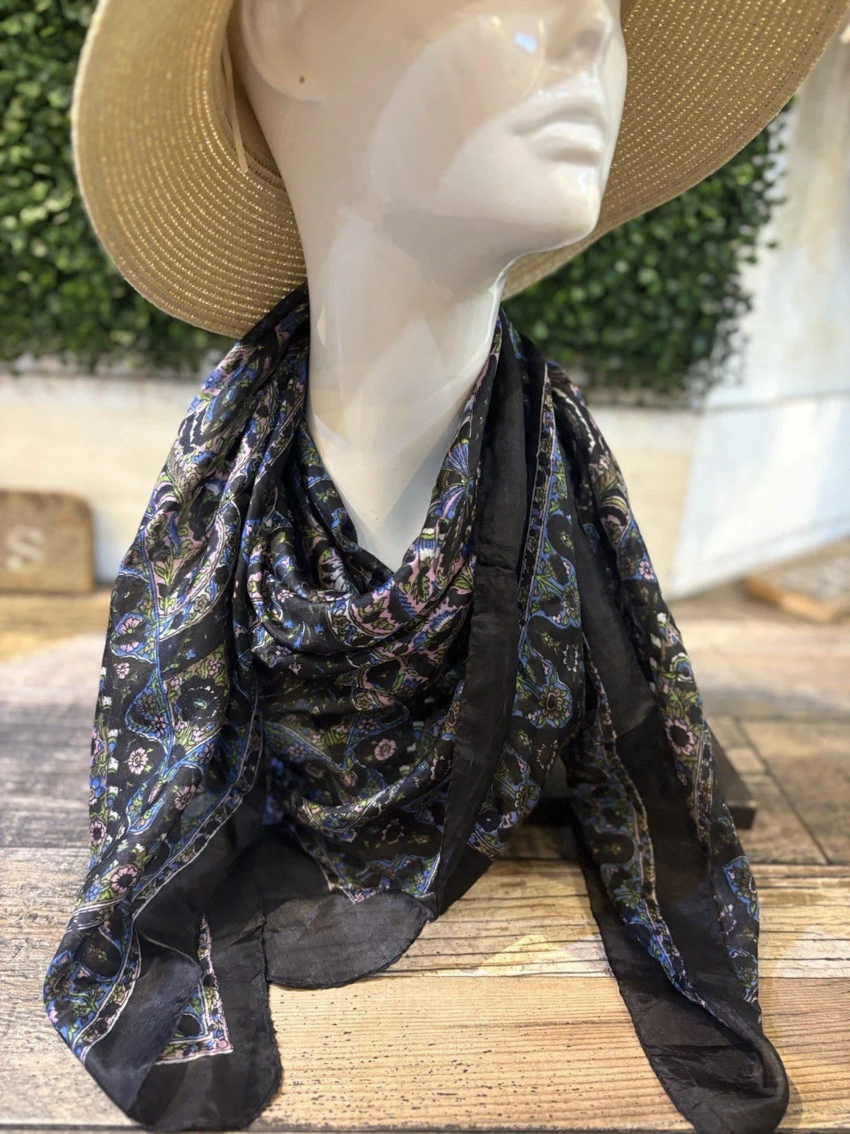 Hand Woven Pure Silk Scarf Square 36”X 36” Made In India Black Delicate Paisley
Opens in a new windo