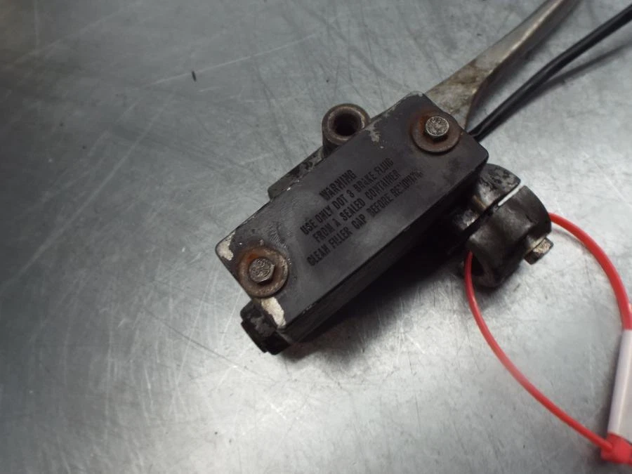 Cilindro maestro de freno delantero y palanca Kawasaki Z1000E KZ1000J Z1100A eje 1979-82 Foto 2 de 4