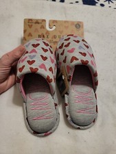 Rae Dunn Women's Slippers Size S Small 5-6 Gray Hearts Amor NEW Valentine's Day