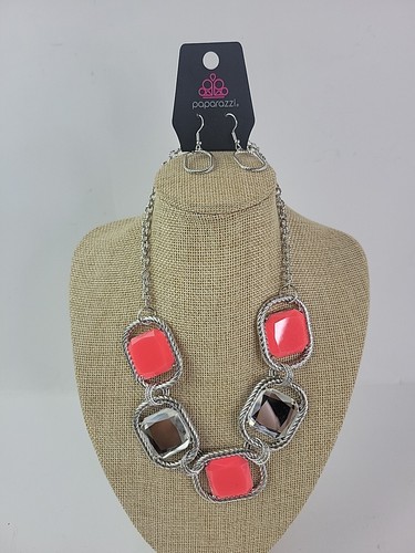 Paparazzi Pucker Up Pink Necklace With Earrings .. - Picture 9 of 9