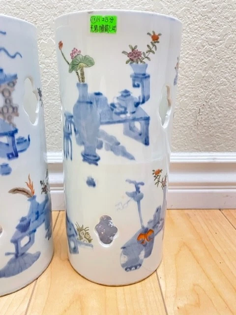 ANTIGUO CHINO UN PAR DE JARRONES DE PORCELANA AZUL Y BLANCO CON SOPORTE DINASTÍA QING Foto 3 de 4