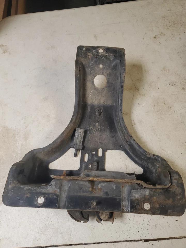 95-05 Blazer 94-04 Chevrolet S10 Radiator Support Center Hood Latch Bracket - Image 4 of 4