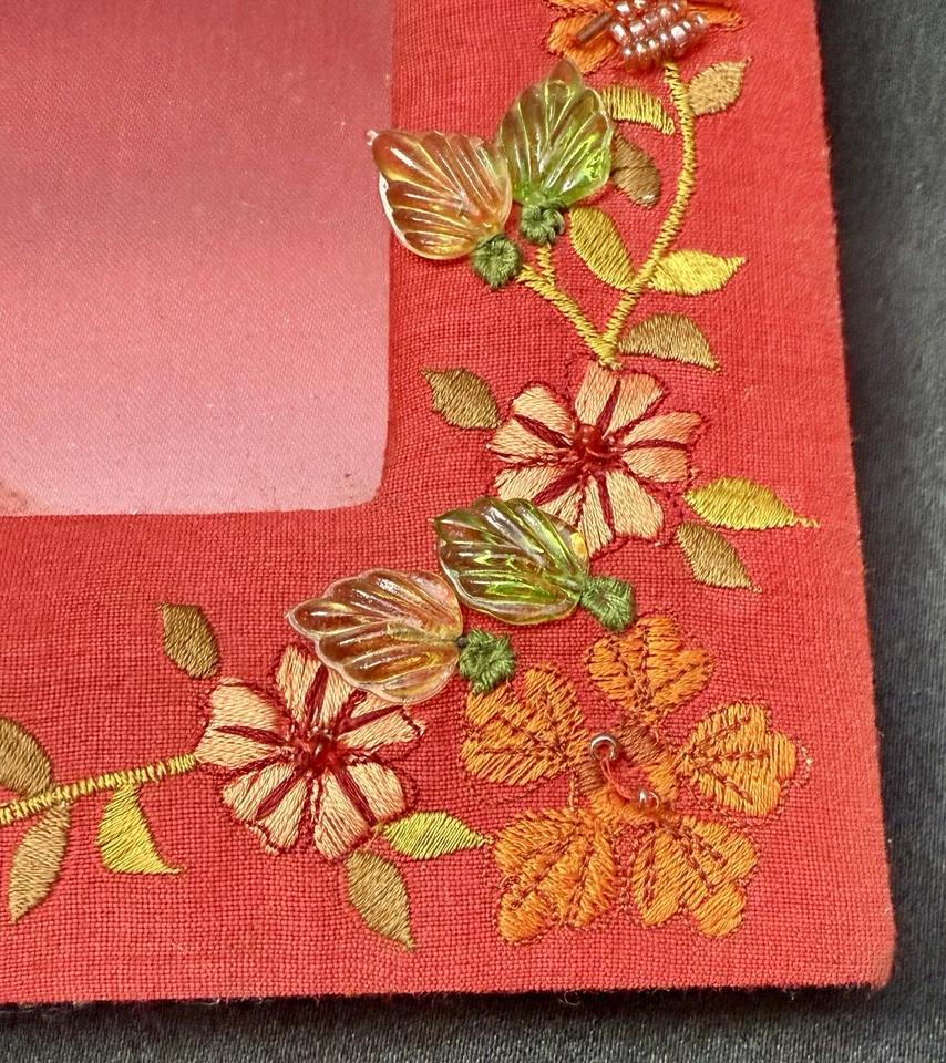 Marco de Fotos 3.5"x5" Rojo Satinado Bordado Floral Cuentas con Soporte De Colección Boho Foto 3 de 4