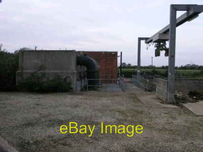 Foto 6x4 Anderby Pump Anderby Creek Die großen schwarzen Rohre sind Teil von th c2006
