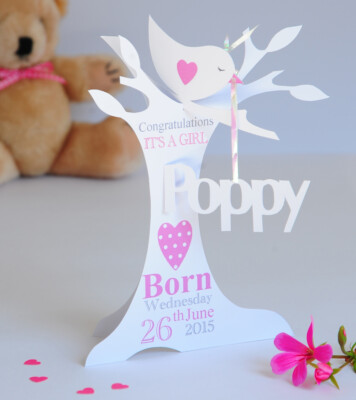 Handgefertigte personalisierte 3D Popup Papier geschnitten Karte für ein Neugeborenes Baby Mädchen.