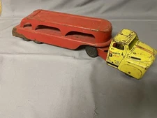 VINTAGE WYANDOTTE PRESSED STEEL CAR HAULER