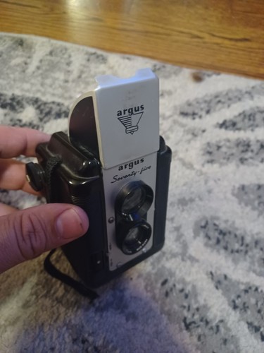Argus 75 Seventy-Five Twin Lens Reflex Camera uses 620 Roll Film Periscope Lens - Picture 12 of 16