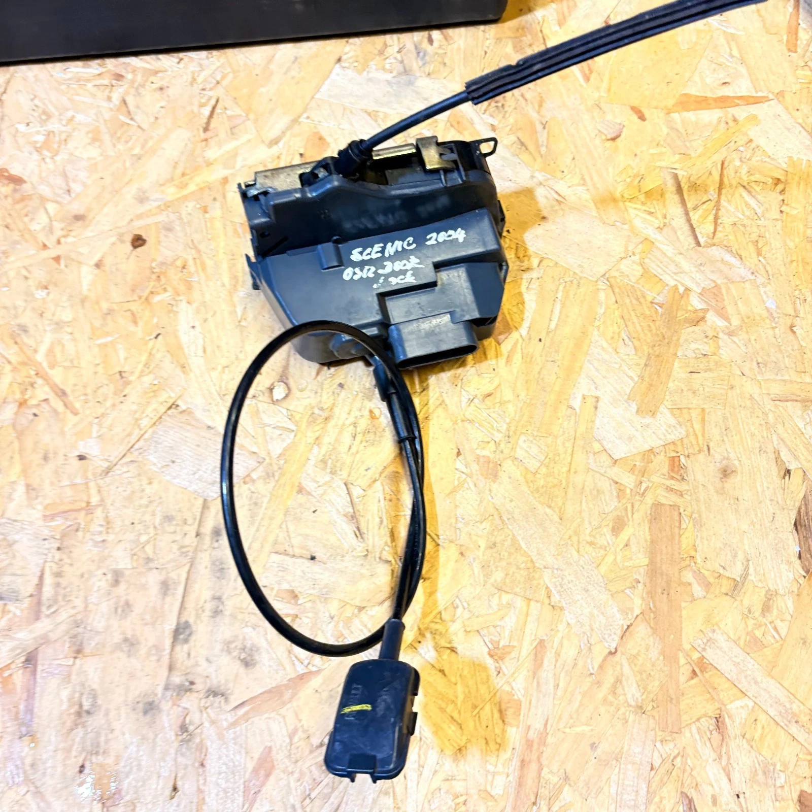 Renault Scenic MK2 rear right door lock catch actuator actual item connector and cable view