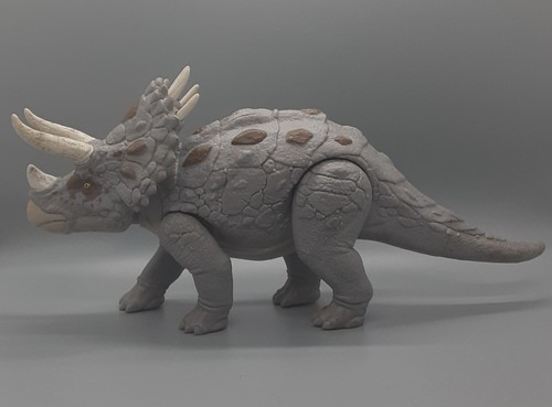 Jurassic World Epic Evolution TRICERATOPS Gigantic Trackers 12" Dinosaur Gray - Picture 1 of 5