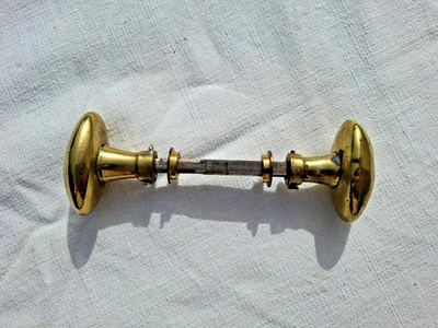 Poignées de porte anciennes en laiton quincaillerie serrurerie - Photo 1/4