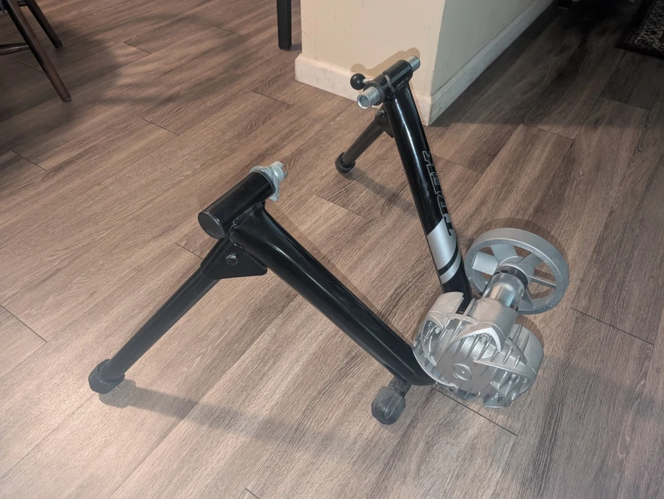 Entrenador de Bicicleta Interior TREK CYCLOPS FLUID 2 con Bloque Elevador y Acero Liberación Rápida Foto 2 de 4