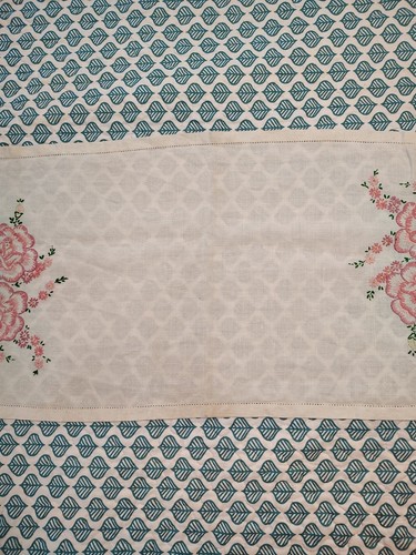 Vintage 37" X 13" Table Runner Embroidered Beautiful Stitching Linen Roses - Picture 4 of 7
