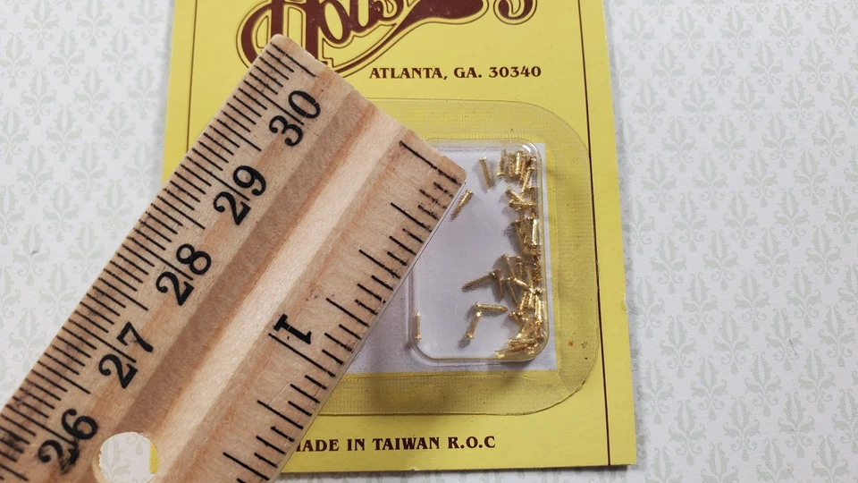 Brads de clavos de latón pequeños pequeños delgados 4 mm 100 piezas para miniaturas Houseworks #1129 Foto 3 de 3