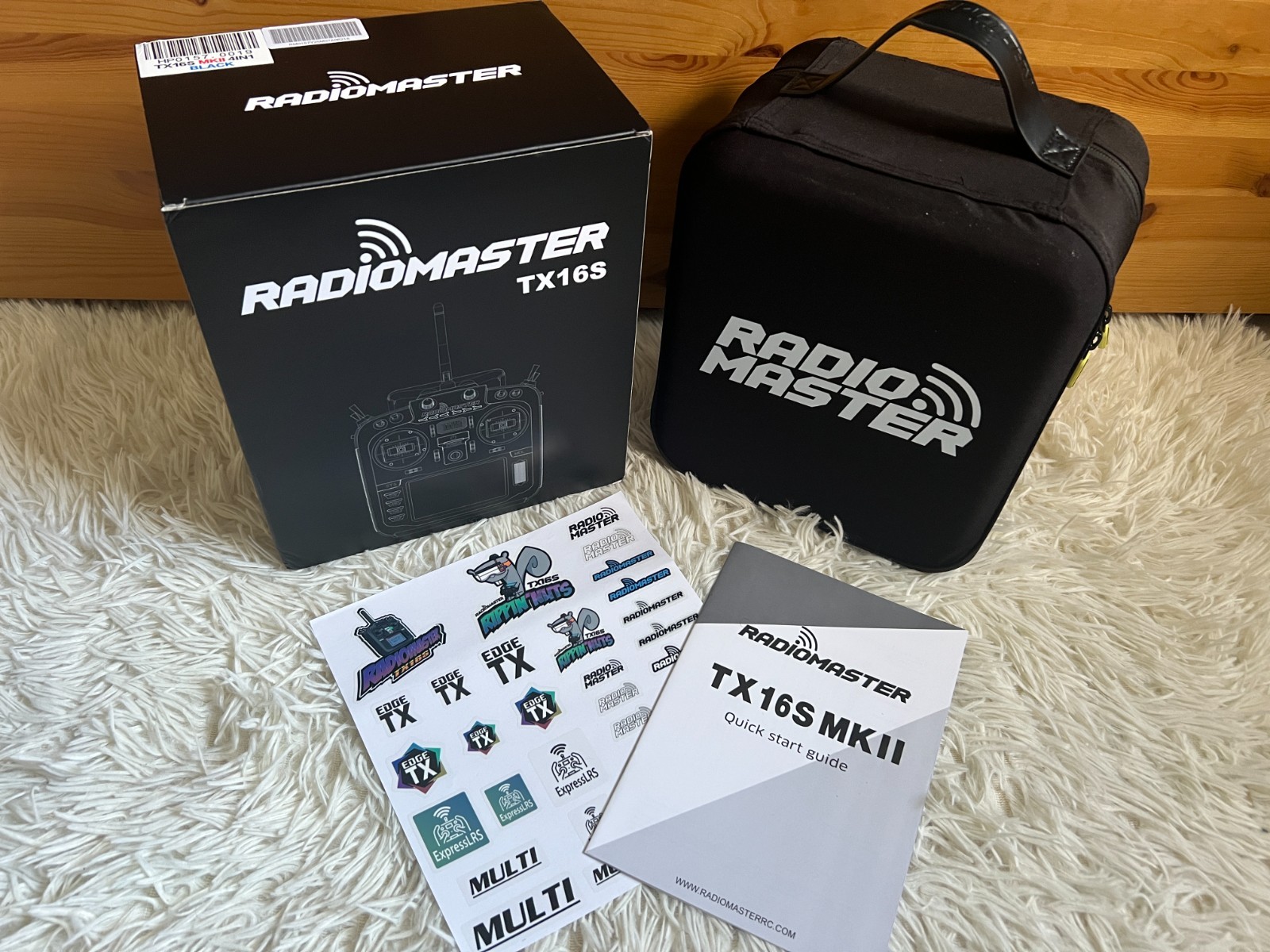 RadioMaster TX16S Mark II Radio pour Drone de Course et Avion avec Housse de Rangement en Session Extérieure