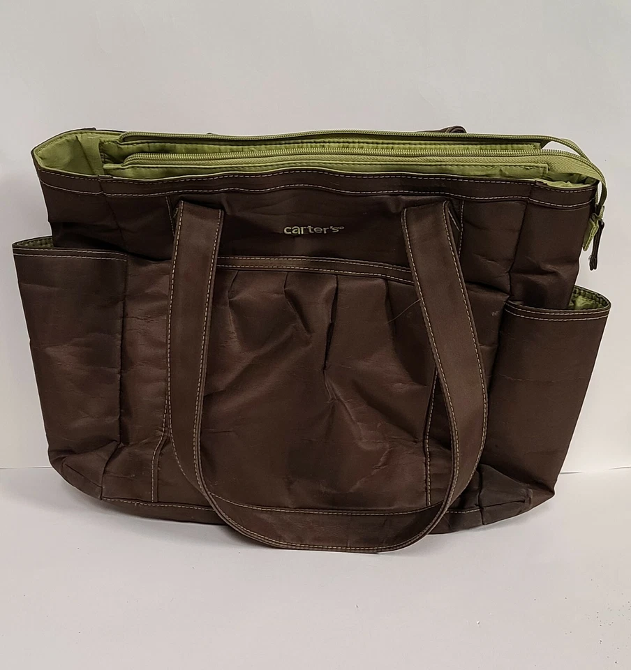 Bolso de Pañales Estilo Bolso de Bebé Carters Marrón/Verde con Almacenamiento de Biberón Foto 2 de 4