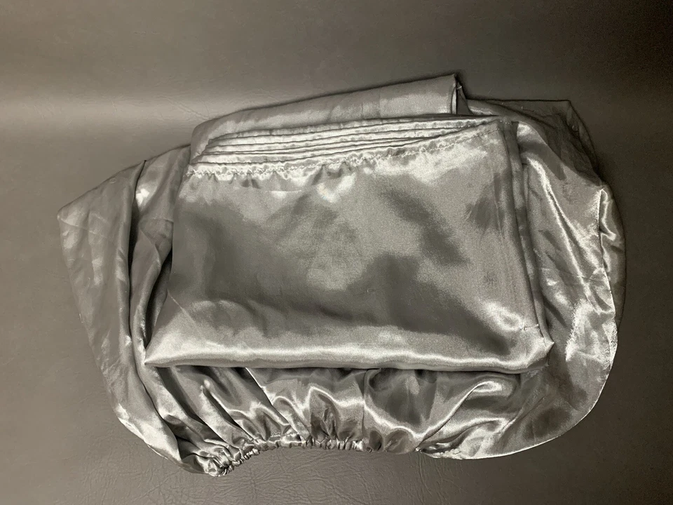 Sábanas planas y ajustadas de satén Malouf y estuche gris satinado línea negra en relieve, talla completa Foto 2 de 4