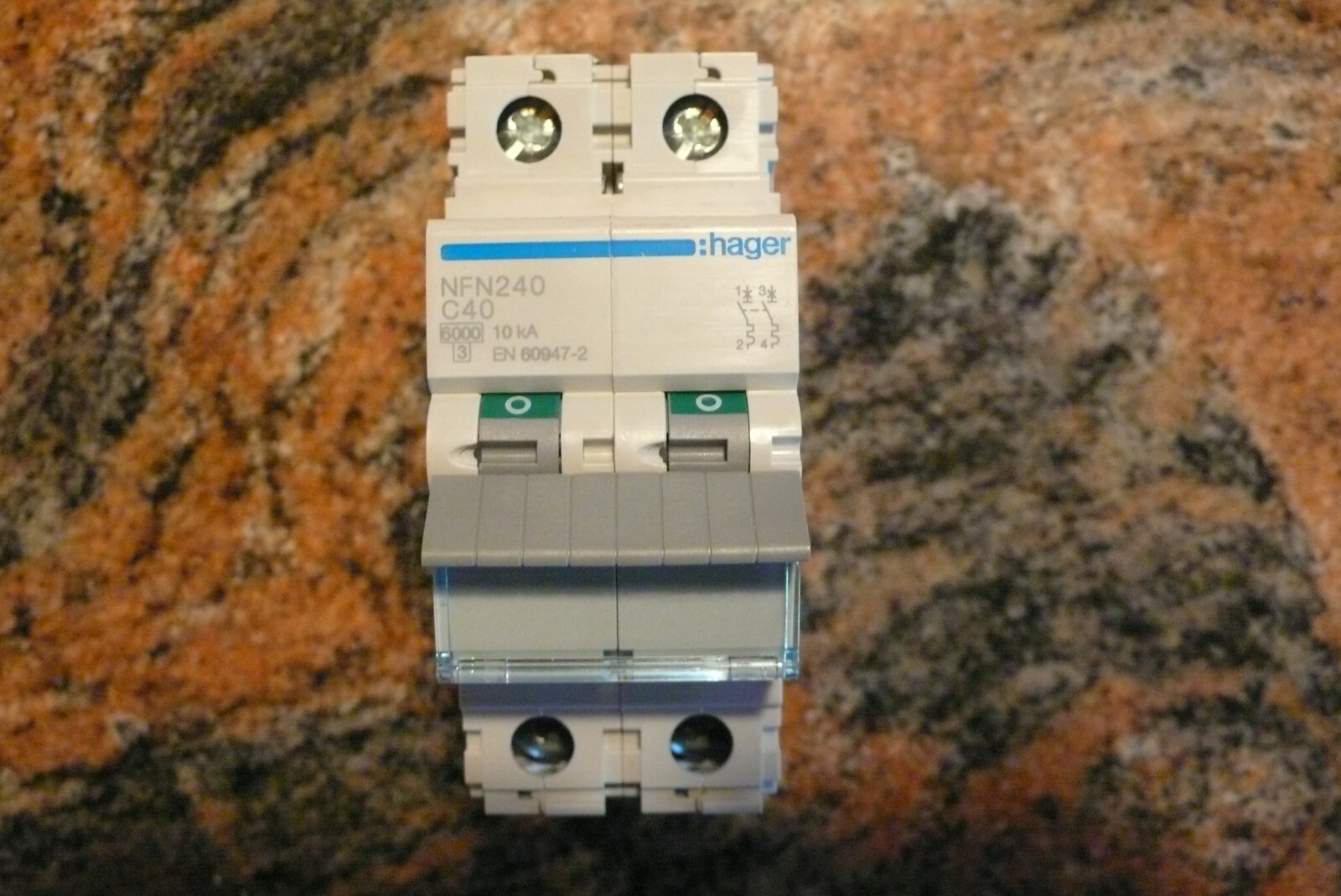 Disjoncteur bipolaire 40A Hager NFN240 courbe C pour protection électrique biphasée