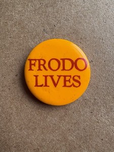 Vintage Frodo Lives Pin Button Pinback Lord Of The Rings Baggins