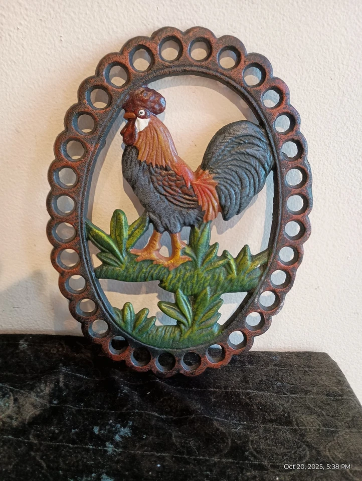 Remache de cocina gallo con patas de hierro fundido Foto 2 de 4