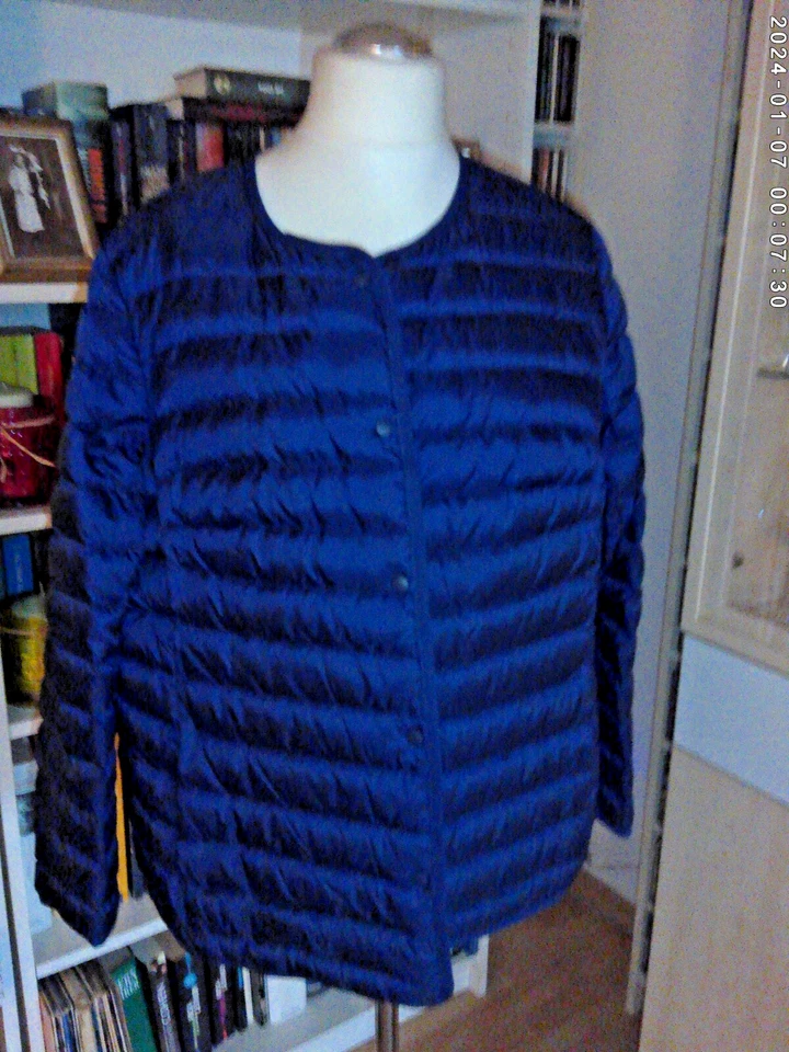 NEU! dunkelblaue Leichtdaunensteppjacke von DELMOD in Größe 46