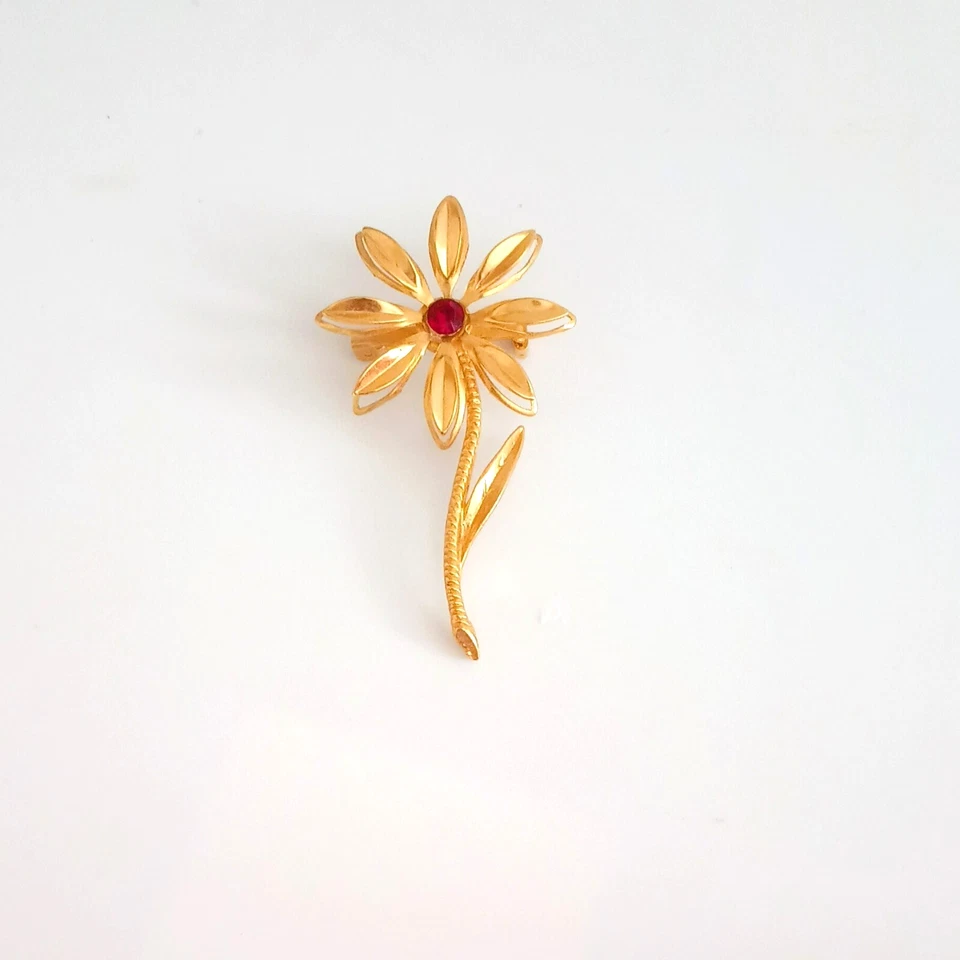 Vintage Long Stem Flower Brooch. Etched Gold Tone 3D Red Rhinestone Center - Image 4 of 4