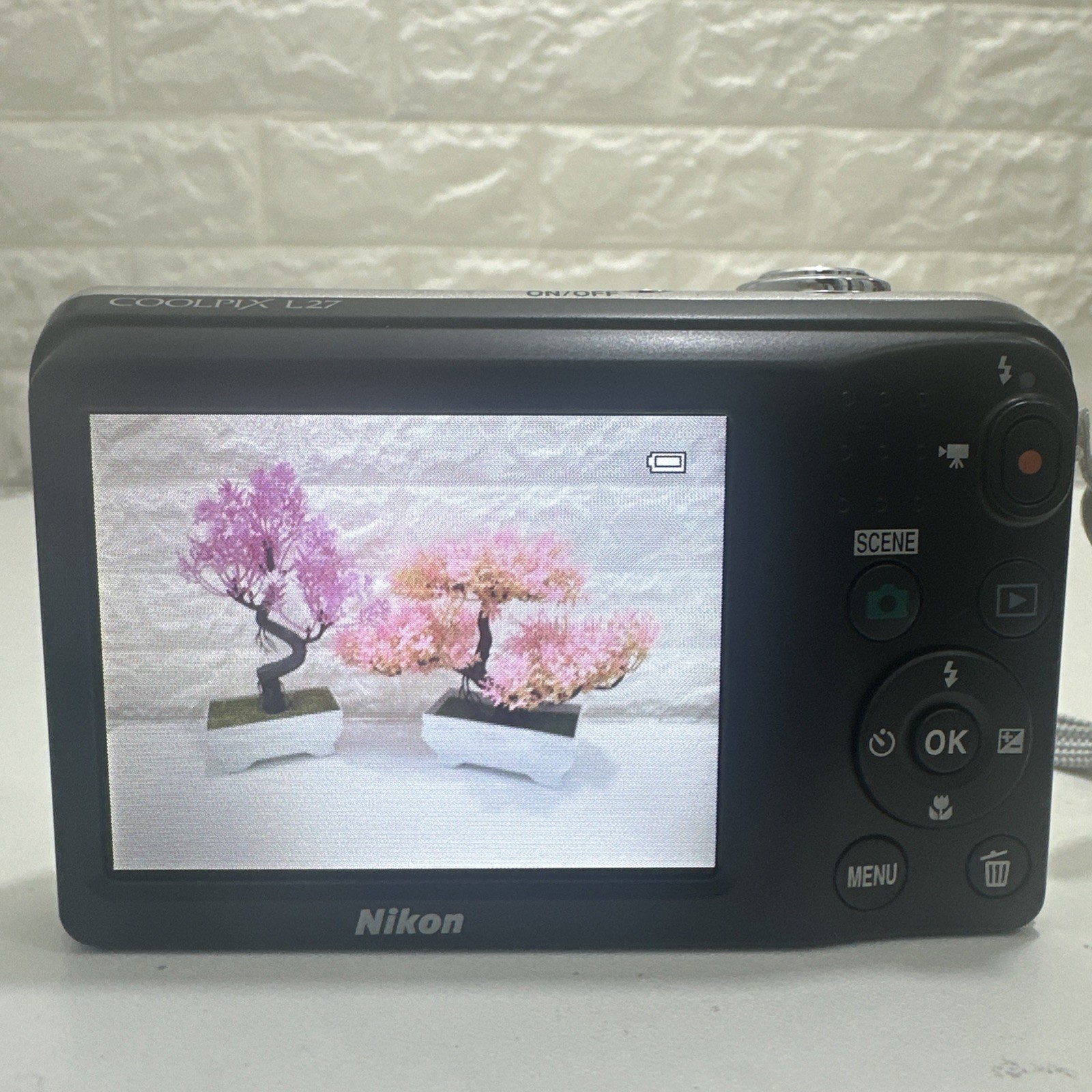 Nikon Coolpix L27 16.1MP 5x Wide Zoom Digital Camera Silver VGC GWO W/8GB SD, AA