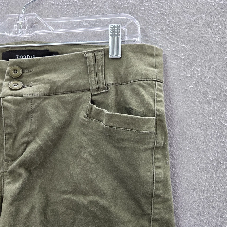 Pantalones Cortos Mujer Torrid 12 Verde Chino Puños Tiro Medio 5" Foto 4 de 4