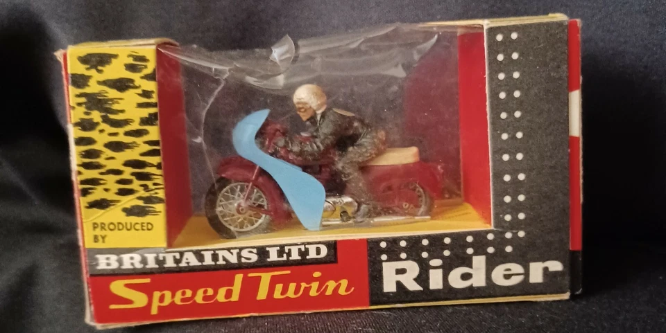 NOS Britains Motorcycle Model #9696 TRIUMPH SPEED TWIN CAFE RACER  - Image 3 of 4