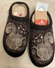 NWT Acorn Women  s Forest Mule Slippers Grey Squirell size Small 5-6