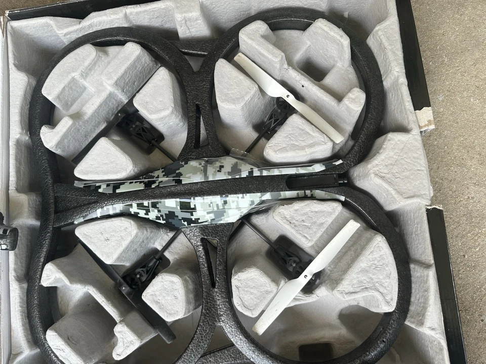 LOT OF 2- PARROT AR DRONE 2.0 ELITE EDITION & 1- 1.0 QUADCOPTER - Image 3 of 4