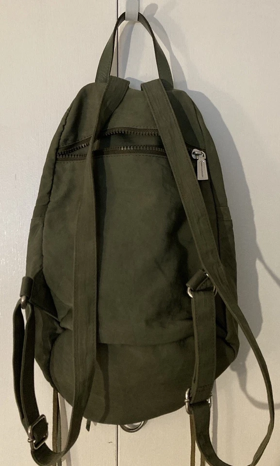 Mochila Rebecca Minkoff Julian de nailon caqui con herrajes plateados Foto 3 de 4