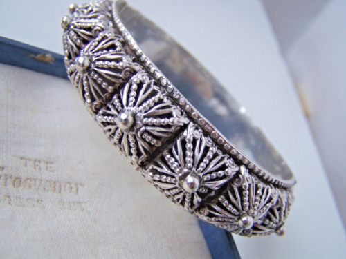 GORGEOUS VINTAGE 925 SOLID STERLING SILVER HINGED OPENWORK 3D BRACELET BANGLE 8" - Picture 2 of 7