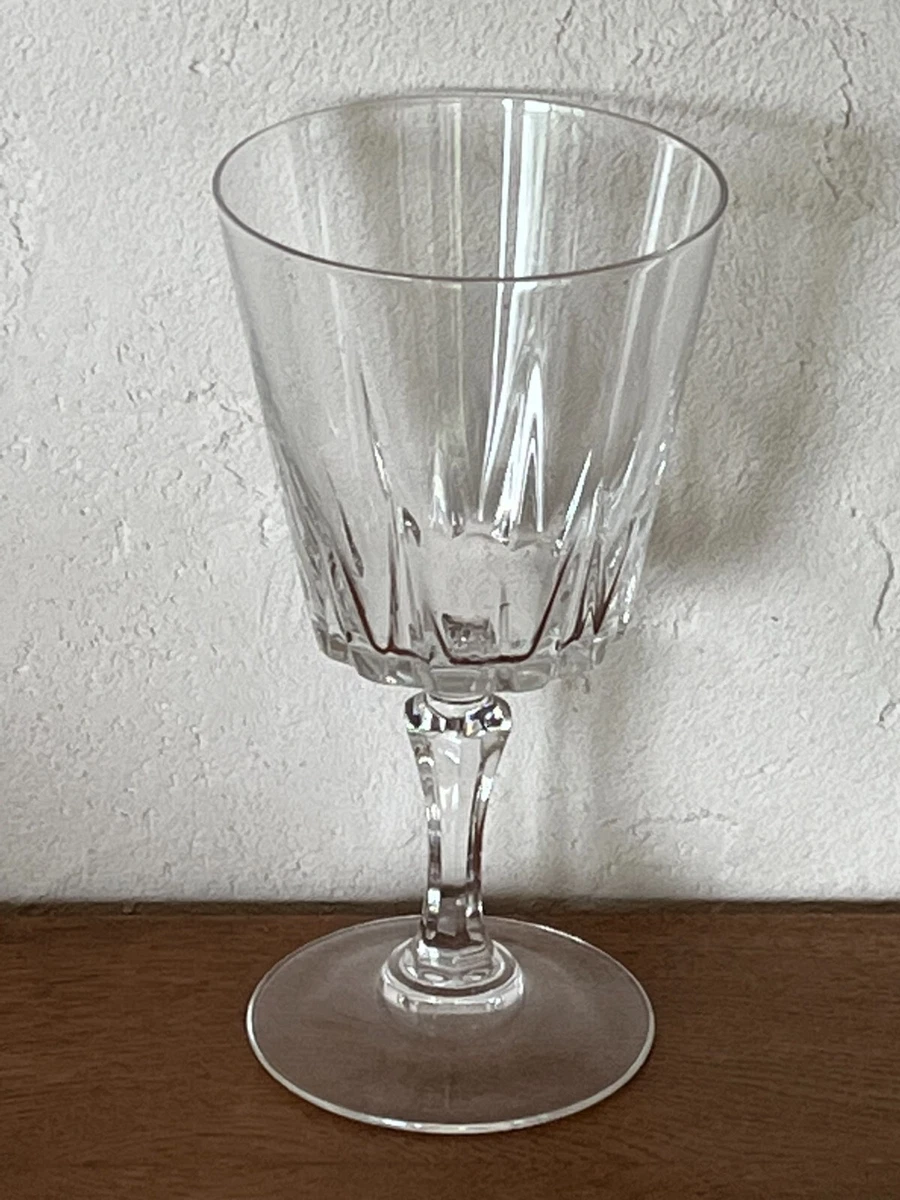 Ensembles de verres à pied des années 1970 - France Ensembles de verres à pied des années 1970 - France
